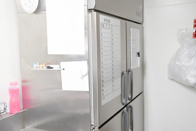 メモ用紙を貼った厨房機器 - 冷蔵庫